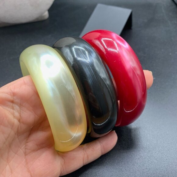 Vintage Moonglow Wide Lucite Plastic Red Black Beige Bangle Bracelets Set of 3 - Picture 2 of 6